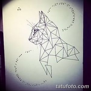 Черно-белый эскиз татуировки кошки, выполненный в геометрическом стиле с использованием треугольников и линий.